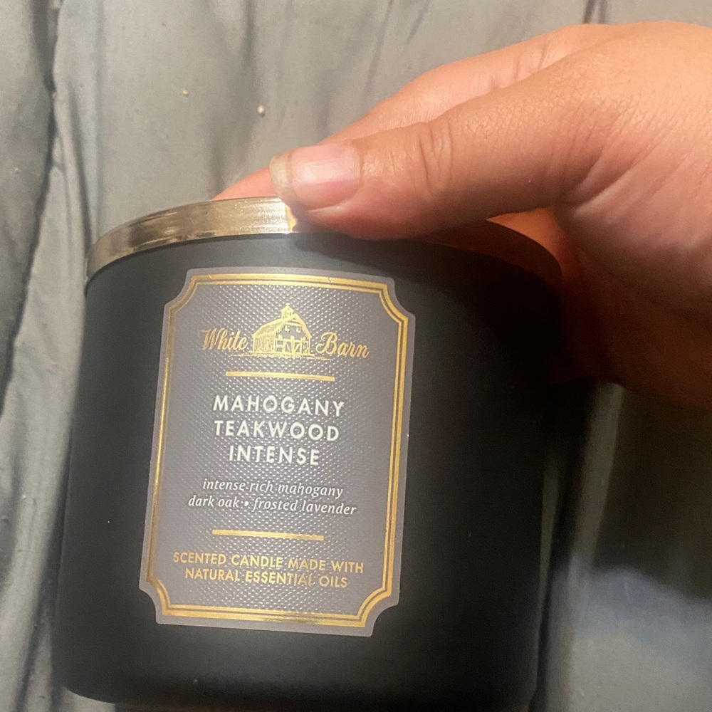 White Barn Mahogany Teakwood Intense Candle - Black and Gold